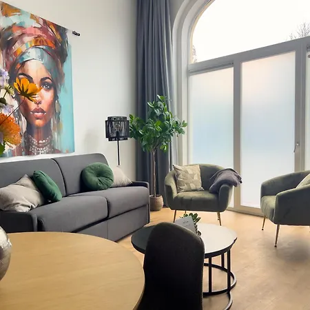 Unique Home Near Tilburg Center, Uni & Efteling, بيت للعطل